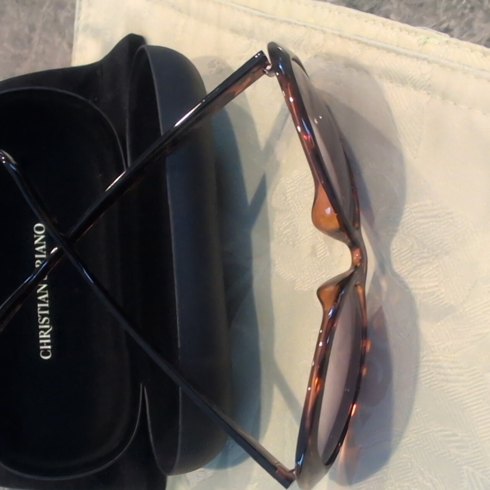 Christian Siriano Brown Sunglasses "Marilyn" - Picture 4 of 8